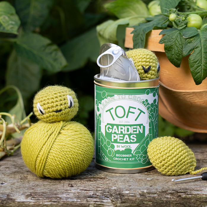 Garden peas in a tin, crochet kit