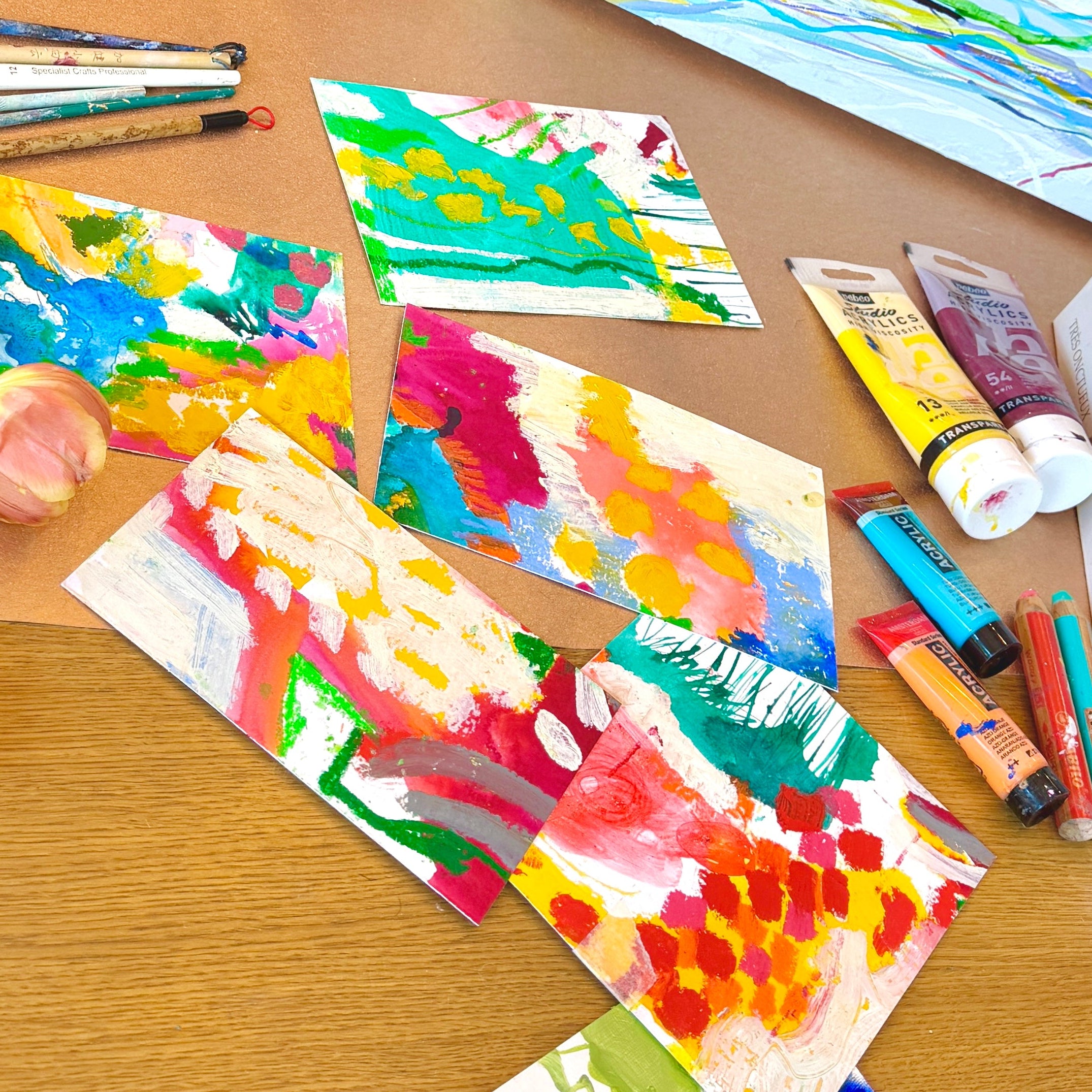 Artistic creations on a wooden table with绘画工具