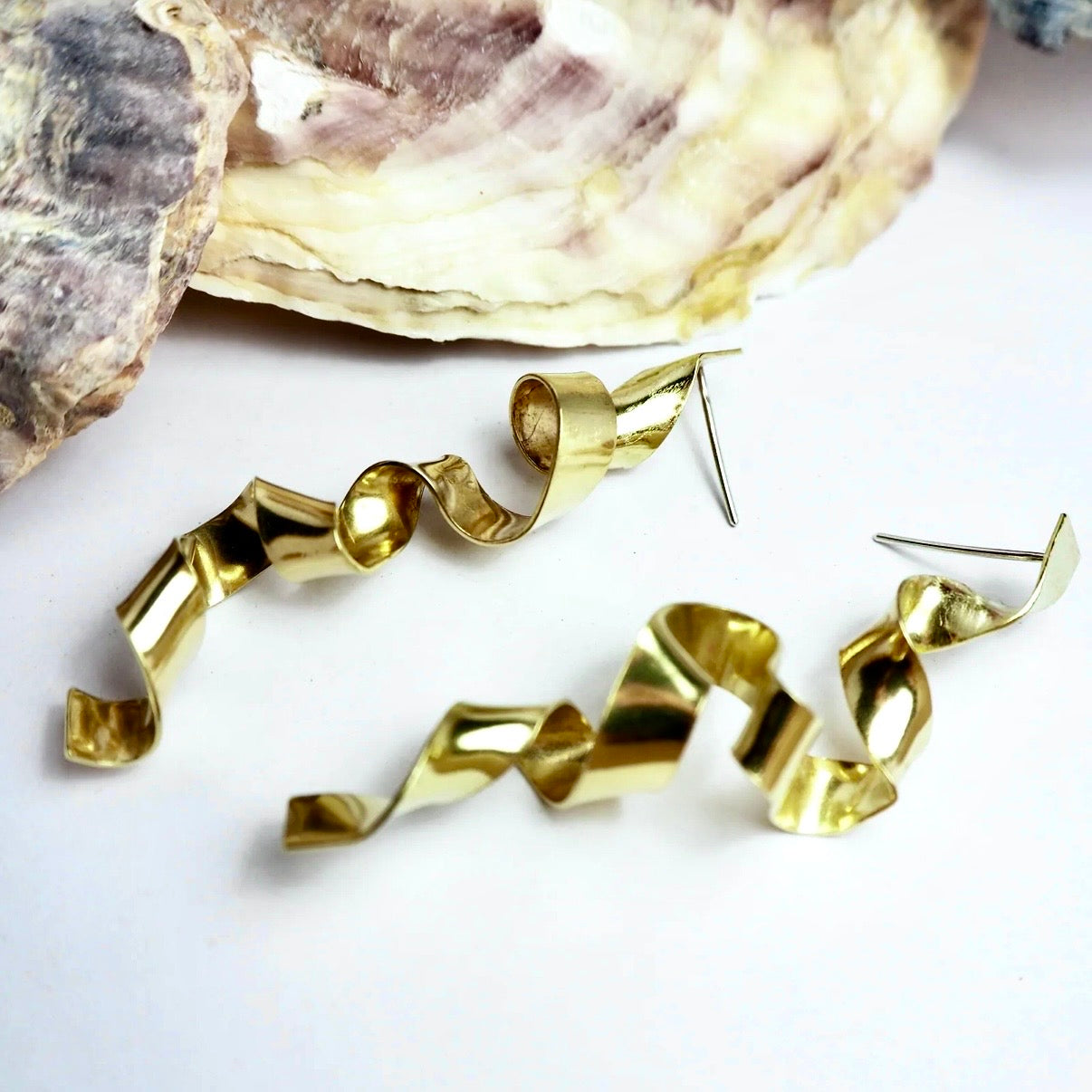 Antik Ribbon Brass Earrings