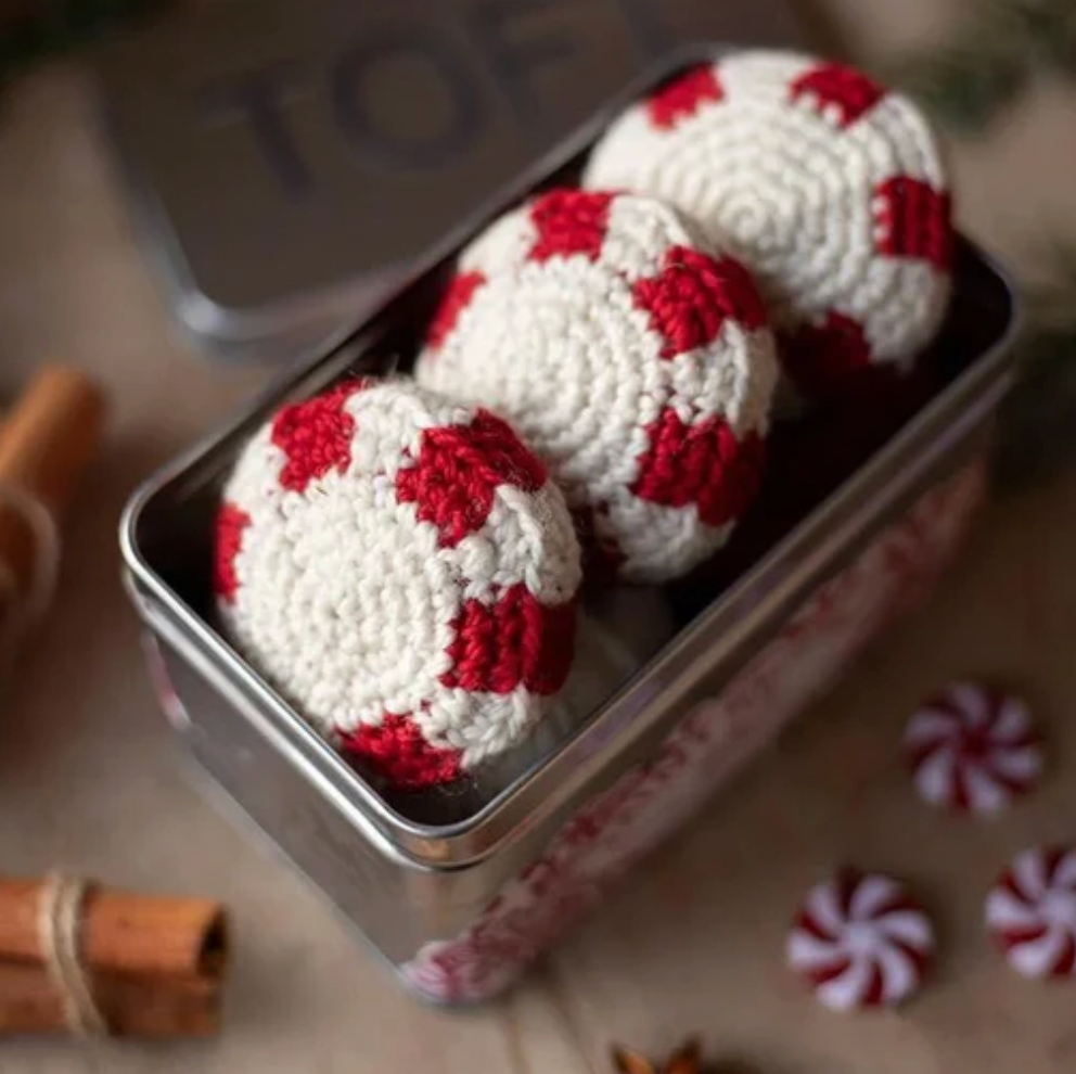 Peppermint swirls in a tin, crochet kit