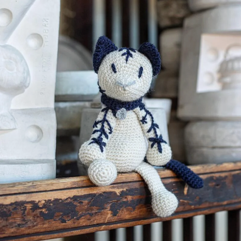 Moira the cat crochet kit
