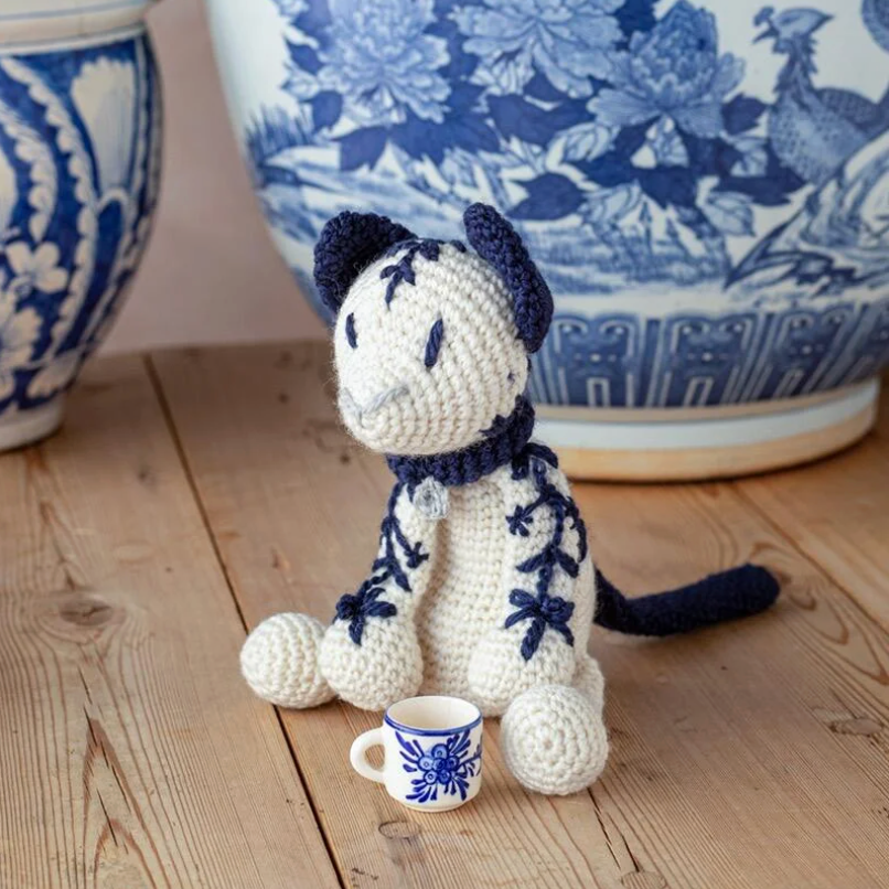 Moira the cat crochet kit